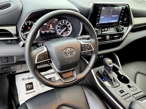 Certified 2022 Toyota Highlander XLE image 34