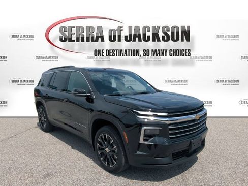 Used 2025 Chevrolet Traverse LT w/ Sun and Wheel Package FWD image 2