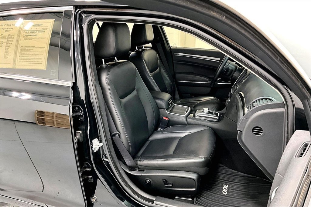 Used 2021 Chrysler 300 Touring L RWD image 9