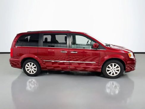 Used 2015 Chrysler Town & Country Touring w/ Driver Convenience Group FWD image 17
