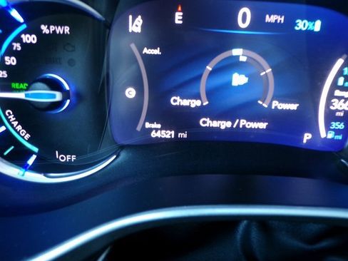 Used 2023 Chrysler Pacifica Touring-L image 19