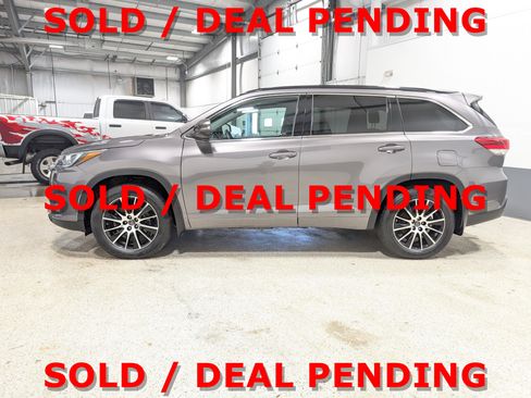 Used 2018 Toyota Highlander SE image 6