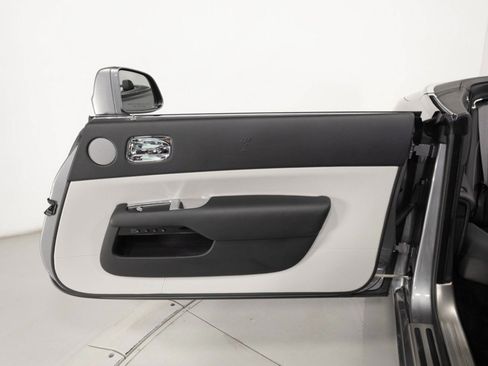 Used 2019 Rolls-Royce Dawn RWD image 47