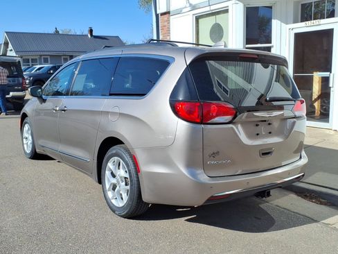 Used 2017 Chrysler Pacifica Touring-L FWD image 8