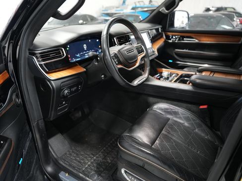Used 2022 Jeep Grand Wagoneer Series III w/ Rear Seat Video Group 1 AWD/4WD image 9