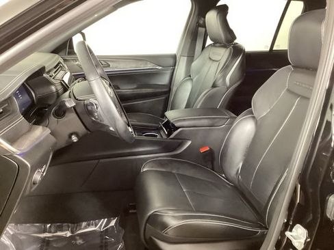 Used 2025 Jeep Grand Cherokee Overland w/ Adv Protech Group III AWD/4WD image 10