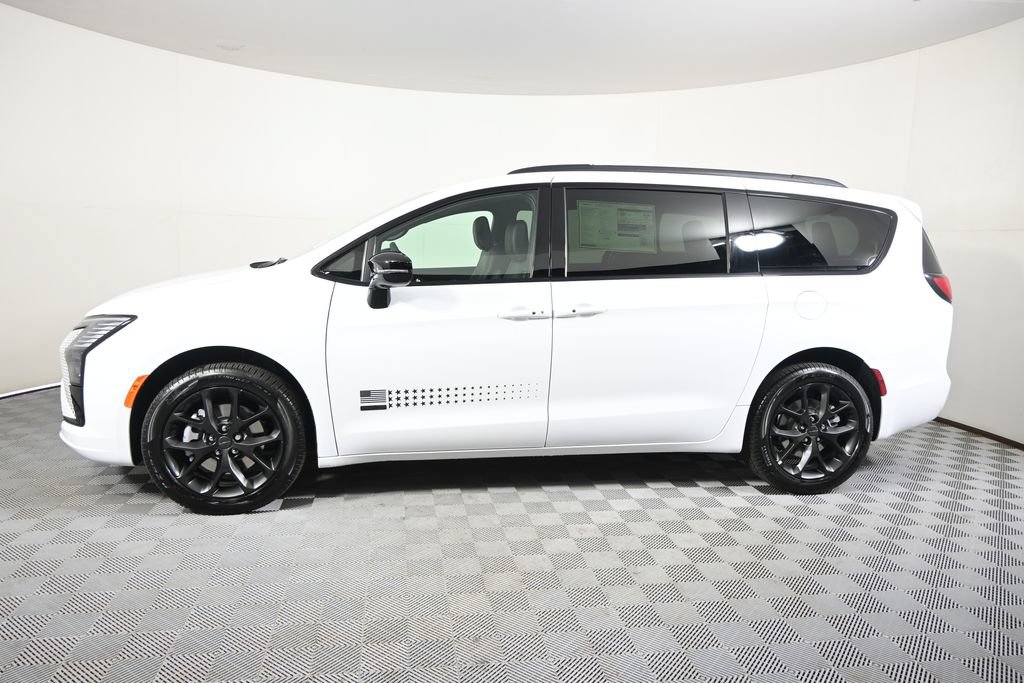 New 2027 Chrysler Pacifica Select AWD/4WD image 2