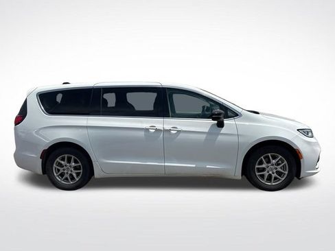 Used 2024 Chrysler Pacifica Touring-L FWD image 7