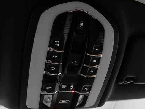 Used 2025 Porsche Macan image 39