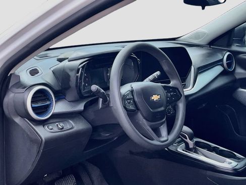 Used 2025 Chevrolet Trax LS w/ Driver Confidence Package FWD image 9