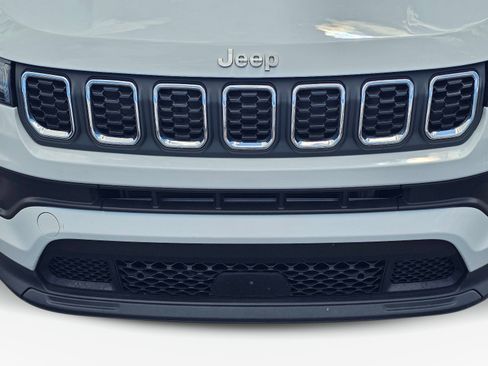 Used 2024 Jeep Compass Latitude AWD/4WD image 3
