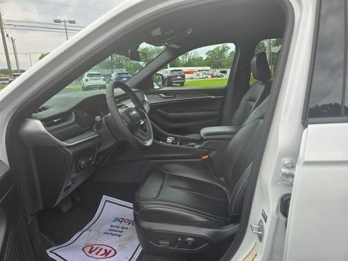 Used 2025 Jeep Grand Cherokee Limited RWD image 6