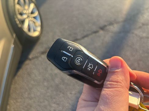 Used 2016 Lincoln MKC Select image 33