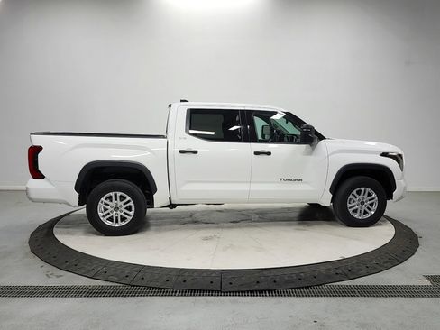 Used 2022 Toyota Tundra SR5 w/ SR5 Convenience Package AWD/4WD image 8