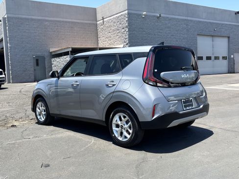 Certified 2025 Kia Soul LX w/ LX Technology Package FWD image 4
