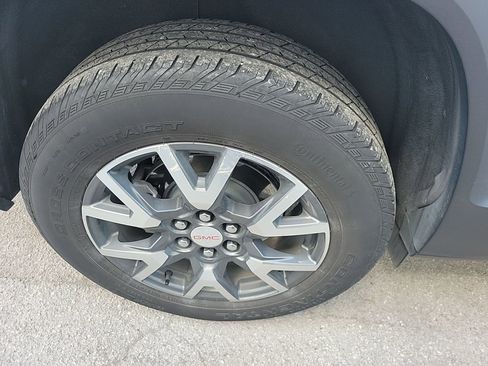 Used 2023 GMC Acadia SLE image 10