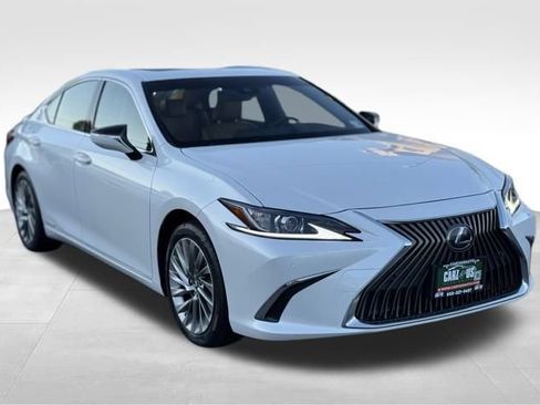 Used 2019 Lexus ES 300h w/ Luxury Package image 3