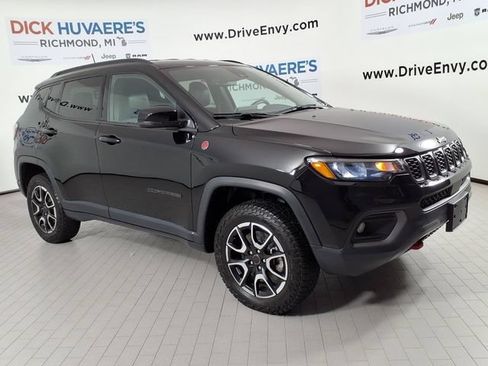 Used 2025 Jeep Compass Trailhawk AWD/4WD image 3
