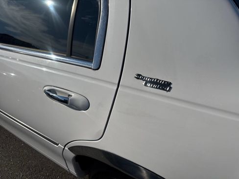 Used 2009 Lincoln Town Car Signature Limited image 10