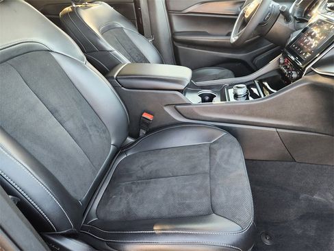 Used 2025 Jeep Grand Cherokee L Altitude image 12