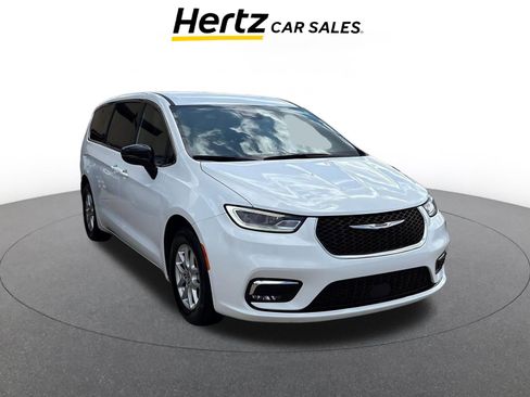 Used 2025 Chrysler Pacifica Select image 1