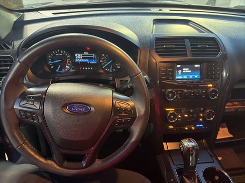 Used 2018 Ford Explorer XLT FWD image 10