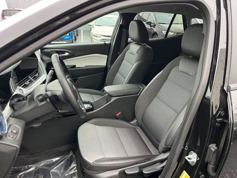 Used 2025 Chevrolet Trax LT w/ LT Convenience Package image 36