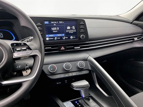 Used 2025 Hyundai Elantra SE image 6