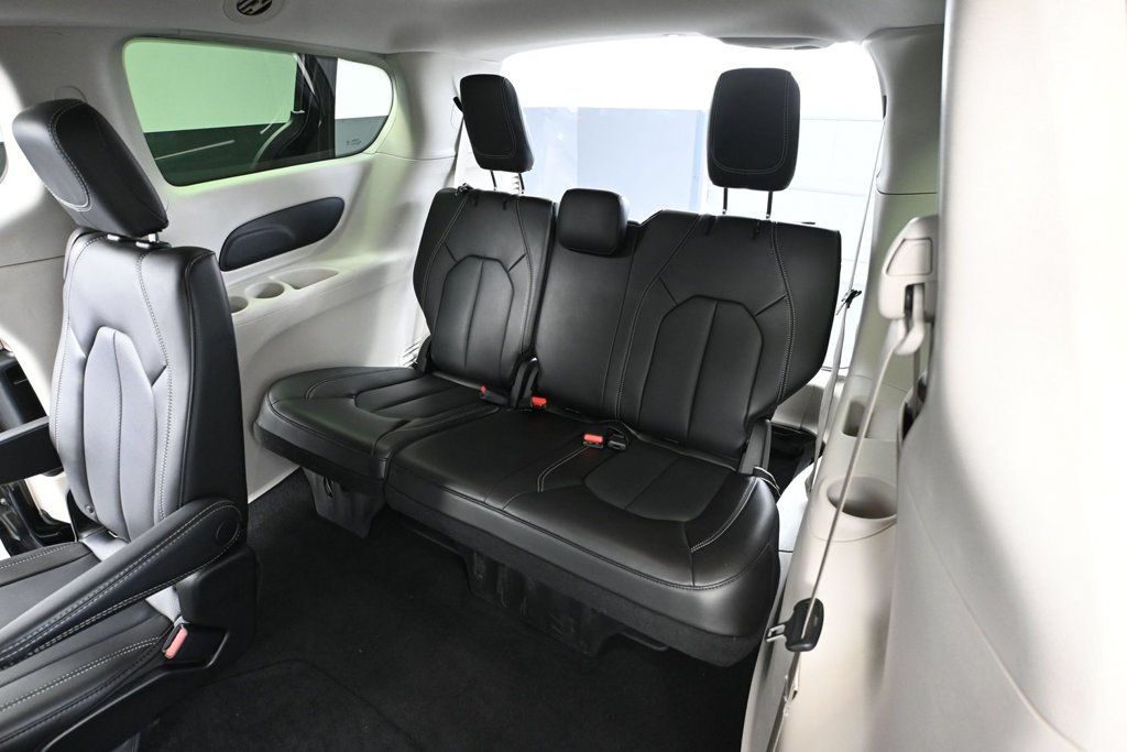 Used 2023 Chrysler Pacifica Touring-L AWD/4WD image 30
