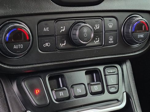 Used 2019 GMC Terrain SLE w/ Driver Convenience Package FWD image 9