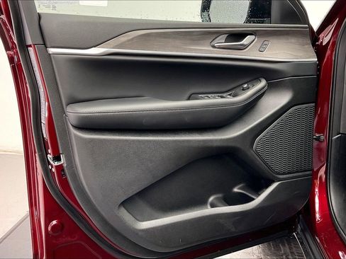 New 2025 Jeep Grand Cherokee Limited image 12