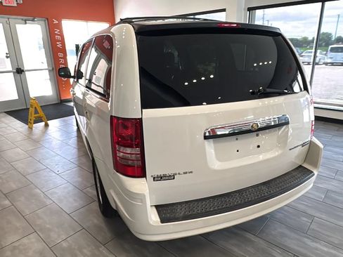 Used 2010 Chrysler Town & Country Touring FWD image 9