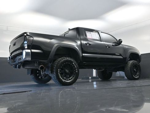 Used 2017 Toyota Tacoma TRD Off-Road w/ Tow Package (A/T) image 19