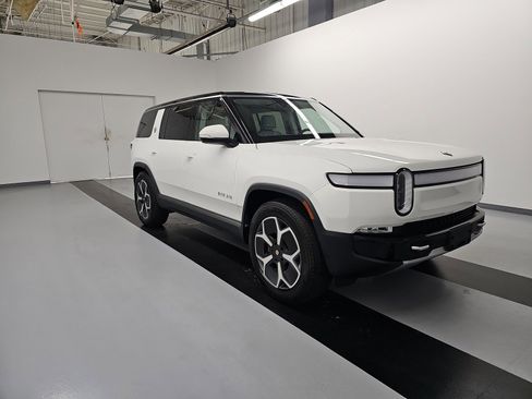 Used 2023 Rivian R1S Adventure image 7