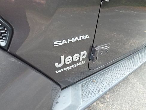 Used 2018 Jeep Wrangler Unlimited Sahara AWD/4WD image 38