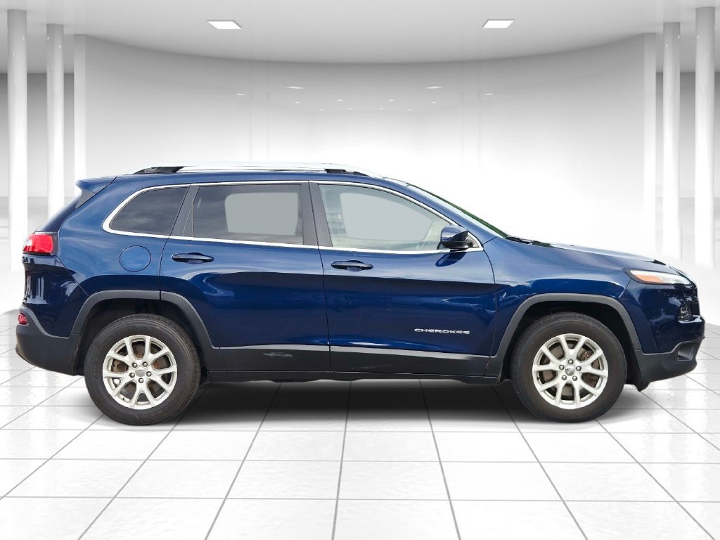 Used 2018 Jeep Cherokee Latitude w/ Cold Weather Group AWD/4WD image 2