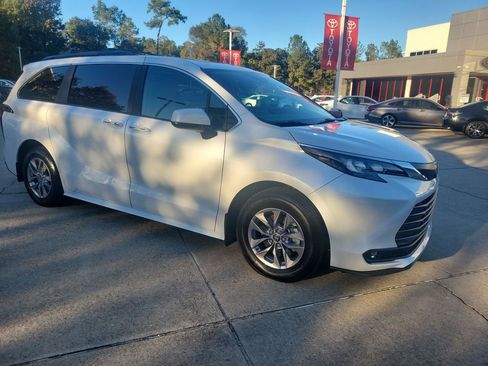 Used 2025 Toyota Sienna XLE image 9