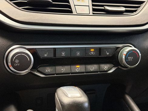 Used 2023 Nissan Altima 2.5 SV w/ SV Premium Package image 9