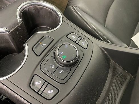 Used 2024 GMC Terrain SLT w/ Infotainment Package II image 9