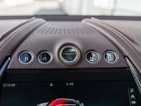 Used 2021 Aston Martin DBX image 18