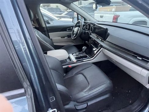 Used 2024 Kia Carnival EX image 6