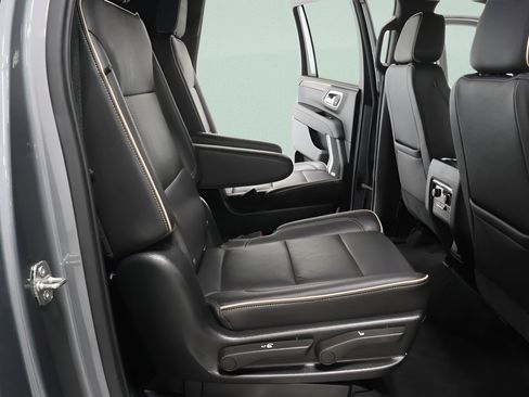 Used 2021 Chevrolet Suburban Premier AWD/4WD image 32