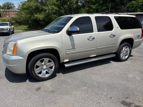 Used 2013 GMC Yukon XL SLT w/ Regional Value Package AWD/4WD image 1
