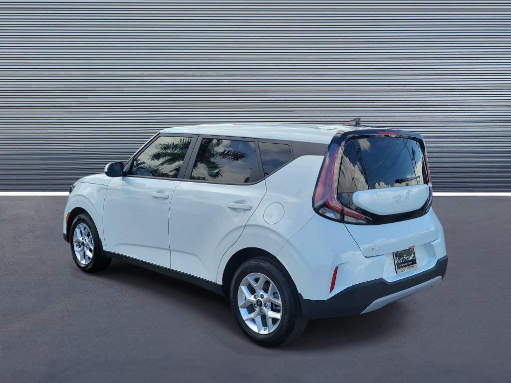 Used 2025 Kia Soul LX w/ LX Technology Package FWD image 4
