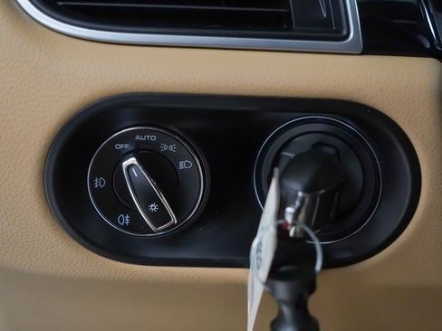 Used 2018 Porsche Macan Sport Edition image 24