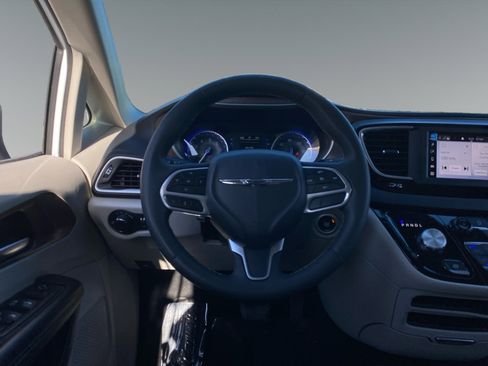 Used 2023 Chrysler Voyager LX image 12