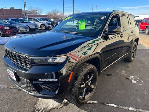 Used 2023 Jeep Grand Cherokee Limited w/ Luxury Tech Group II image 4