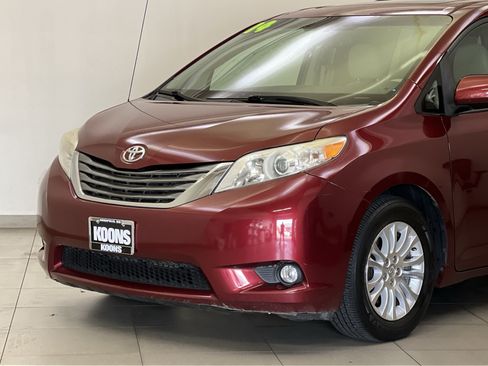 Used 2014 Toyota Sienna XLE w/ Entertainment Package FWD image 29