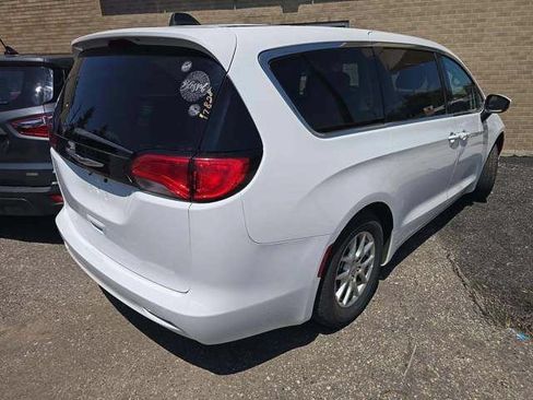 Used 2023 Chrysler Voyager LX FWD image 2