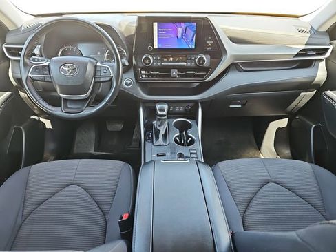 Used 2024 Toyota Highlander LE FWD image 11